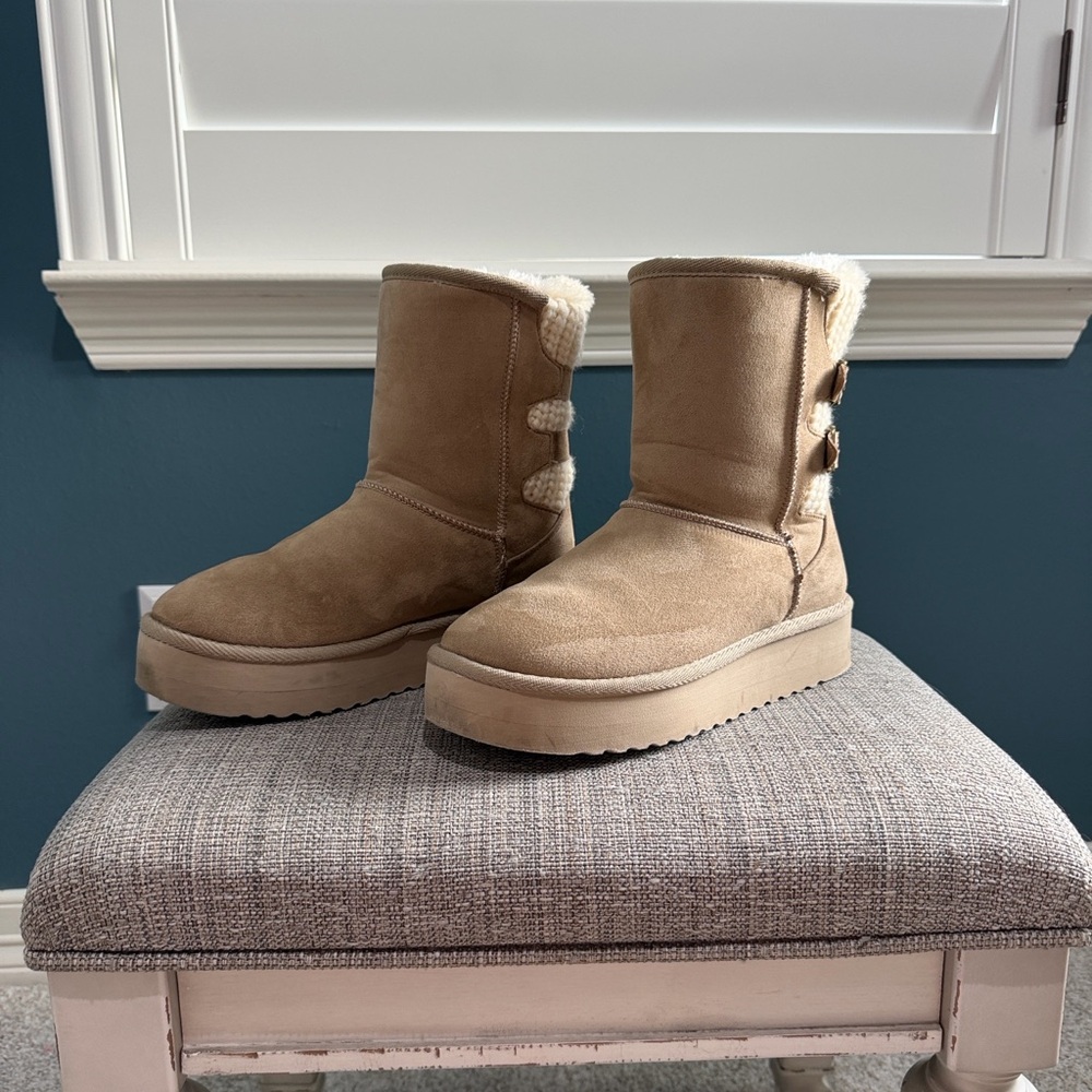 Beige and cream winter boots with buckle - Picture 4 of 8